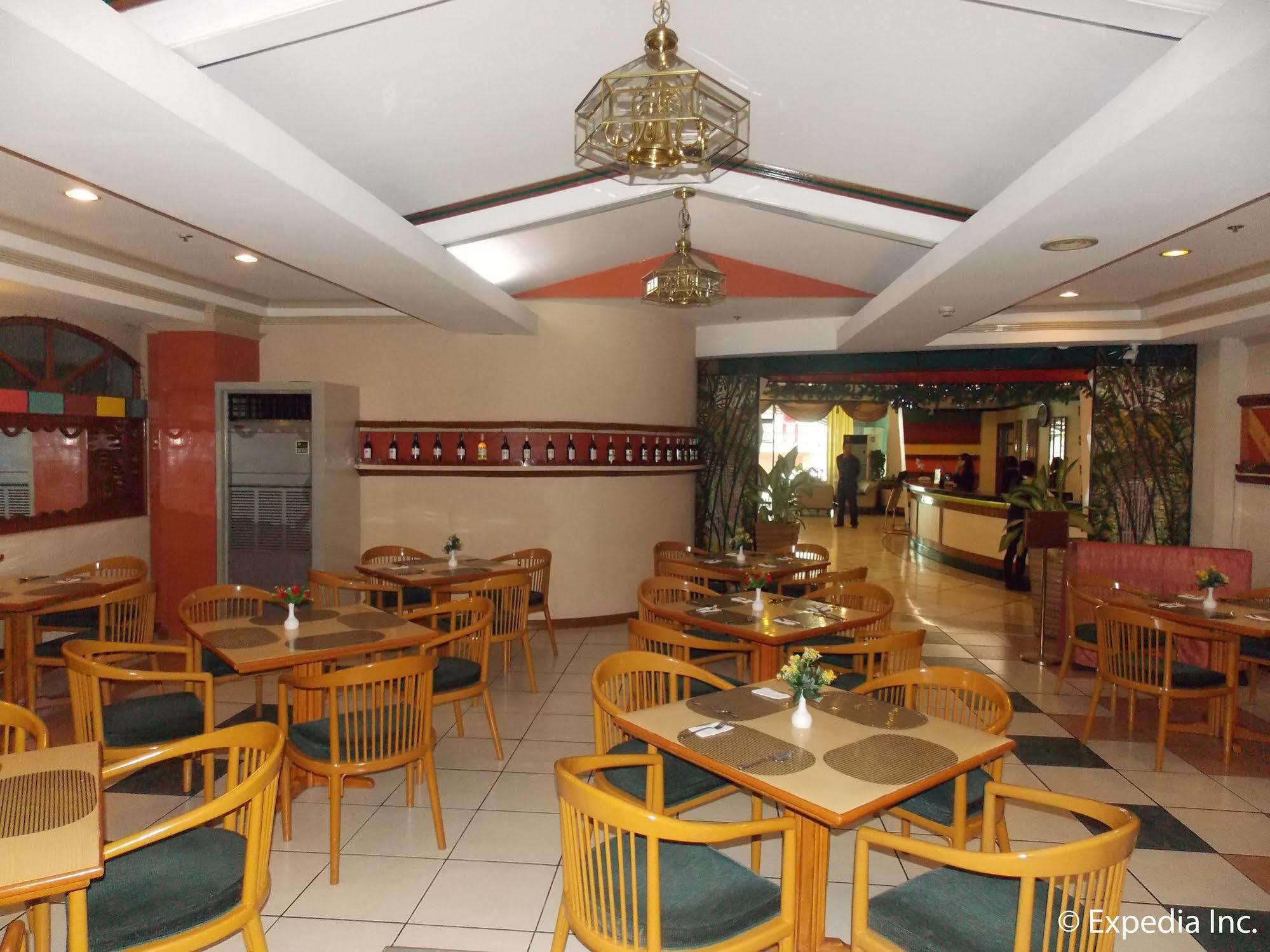 Holiday Plaza Hotel Себу Экстерьер фото