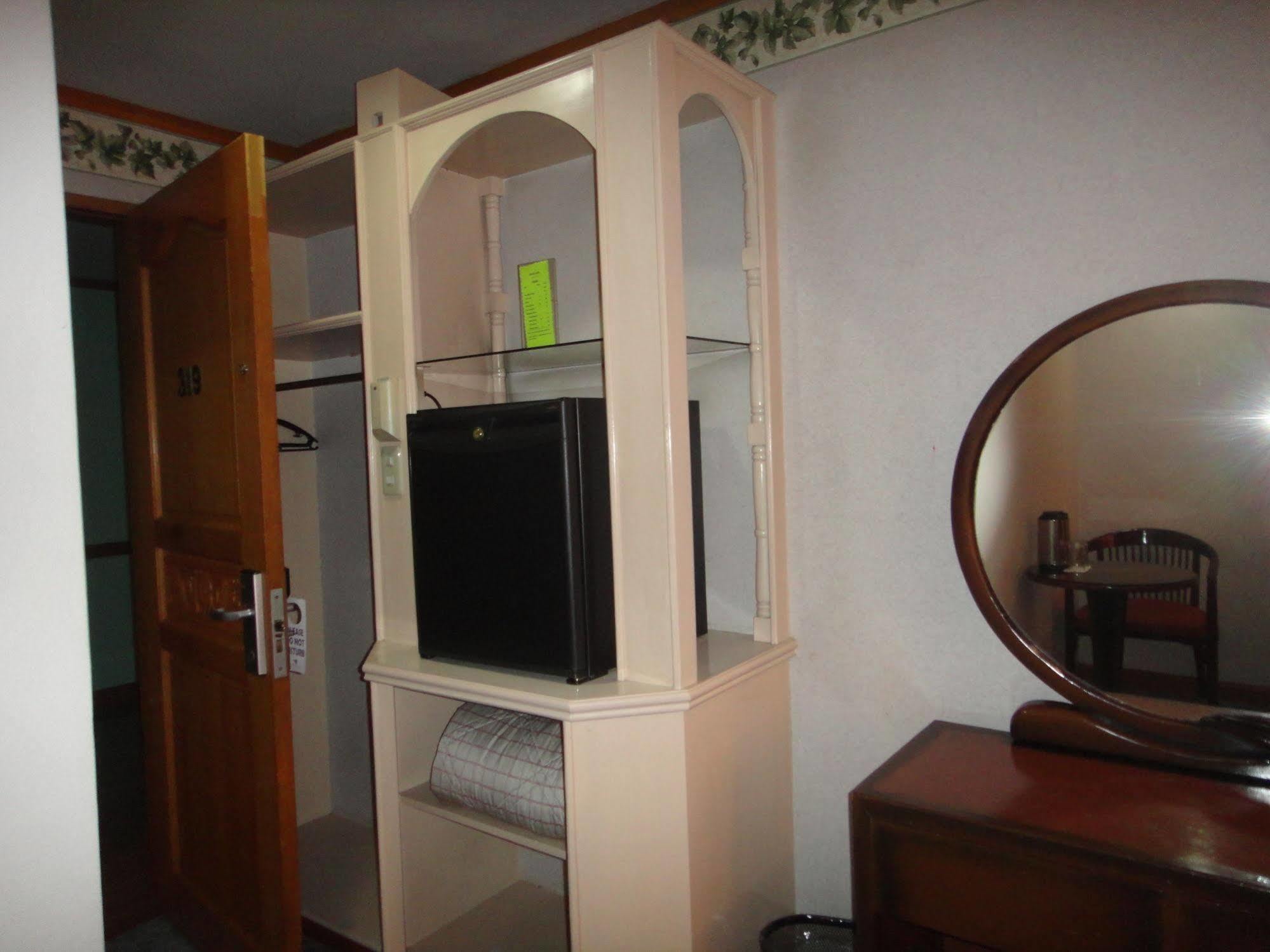 Holiday Plaza Hotel Себу Экстерьер фото