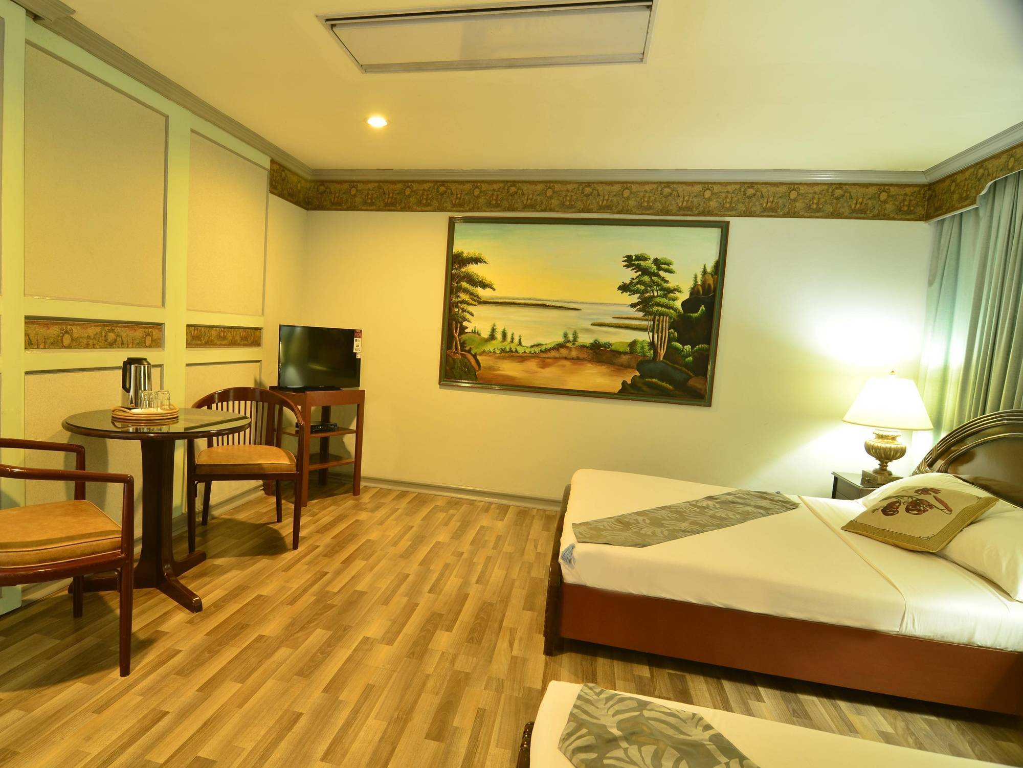 Holiday Plaza Hotel Себу Экстерьер фото