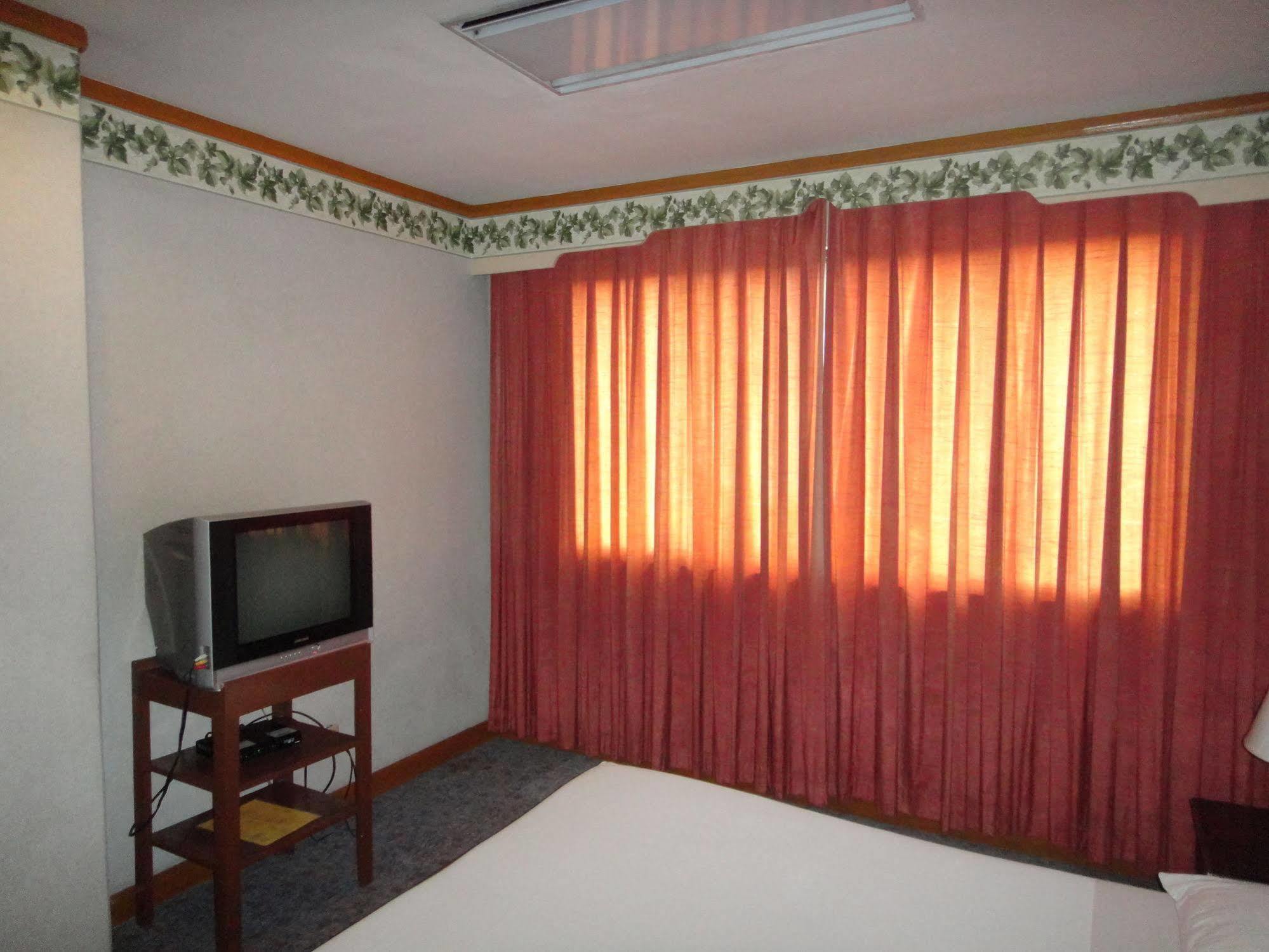 Holiday Plaza Hotel Себу Экстерьер фото