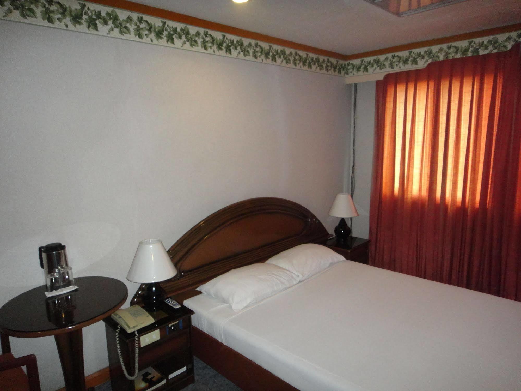 Holiday Plaza Hotel Себу Экстерьер фото