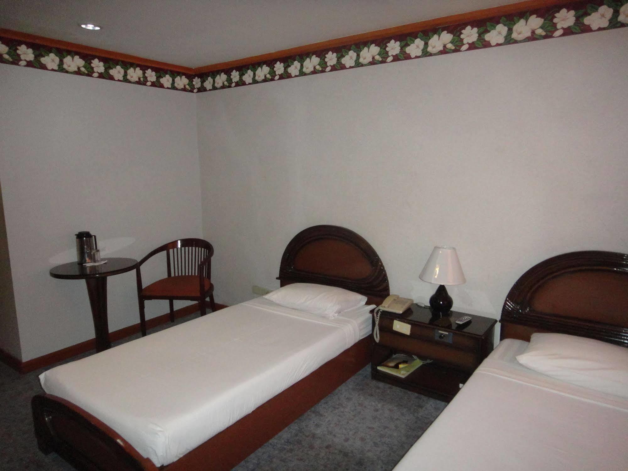 Holiday Plaza Hotel Себу Экстерьер фото