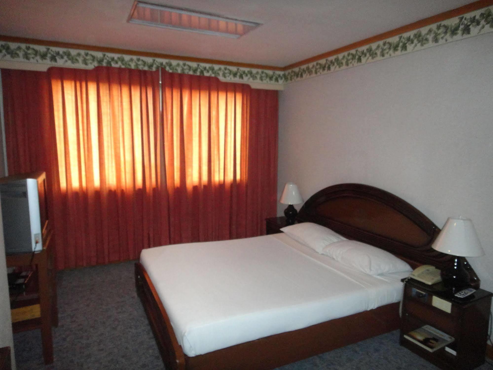 Holiday Plaza Hotel Себу Экстерьер фото