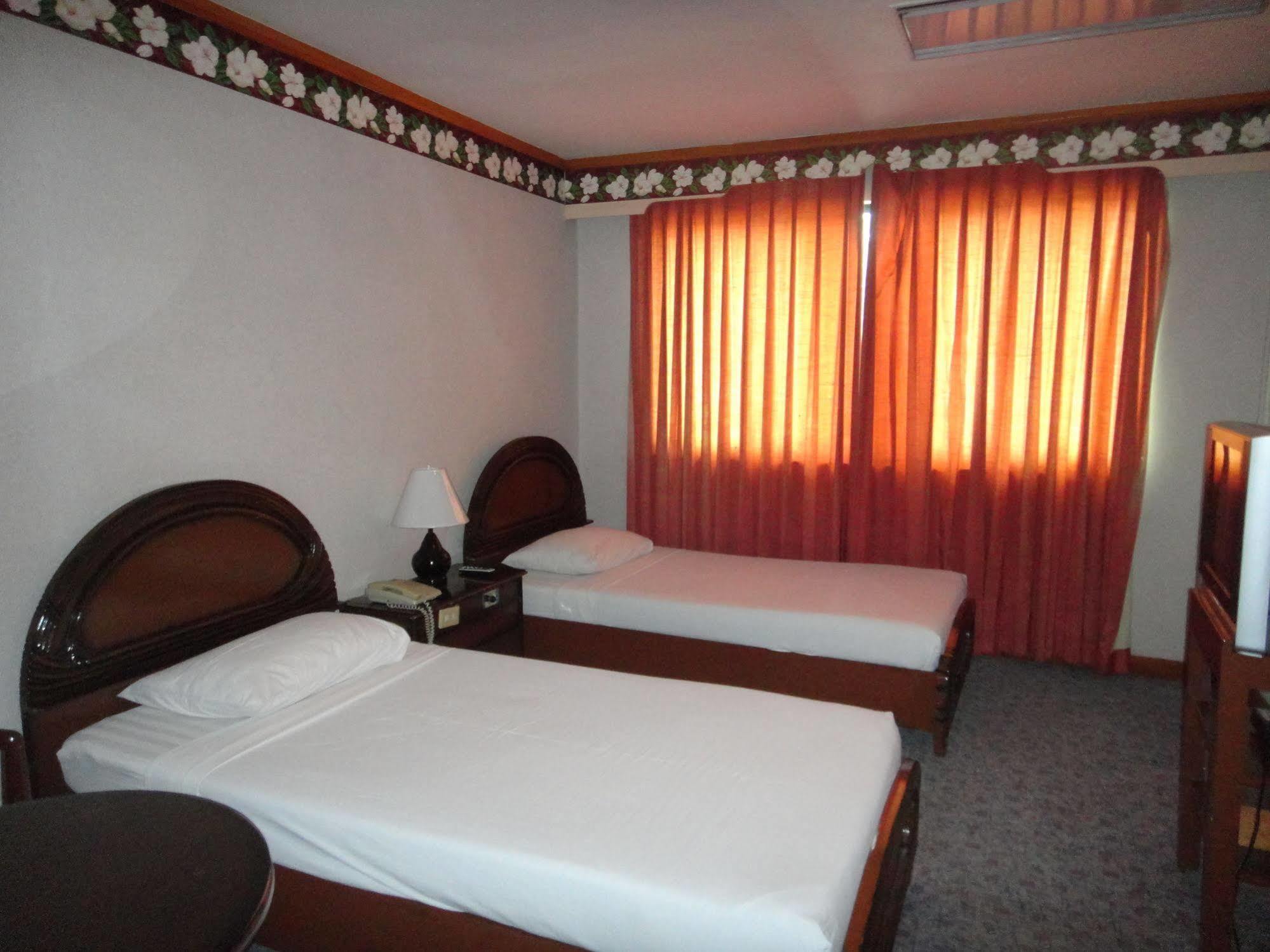 Holiday Plaza Hotel Себу Экстерьер фото