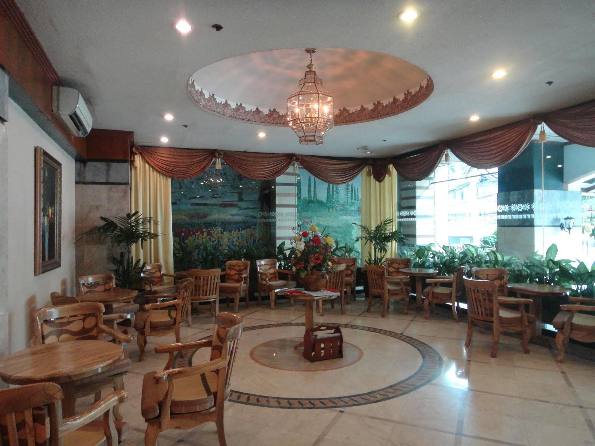 Holiday Plaza Hotel Себу Экстерьер фото
