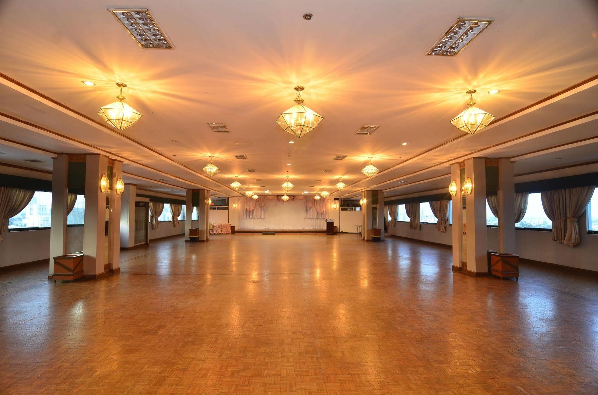 Holiday Plaza Hotel Себу Экстерьер фото
