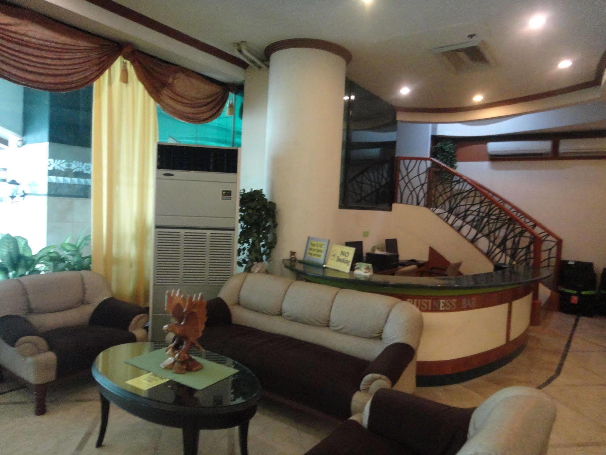 Holiday Plaza Hotel Себу Экстерьер фото