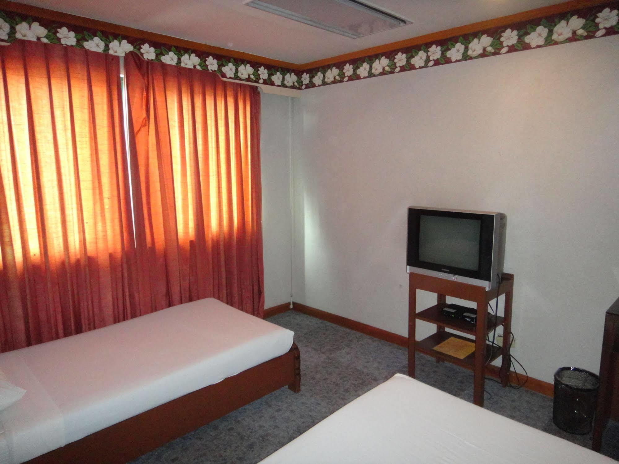 Holiday Plaza Hotel Себу Экстерьер фото