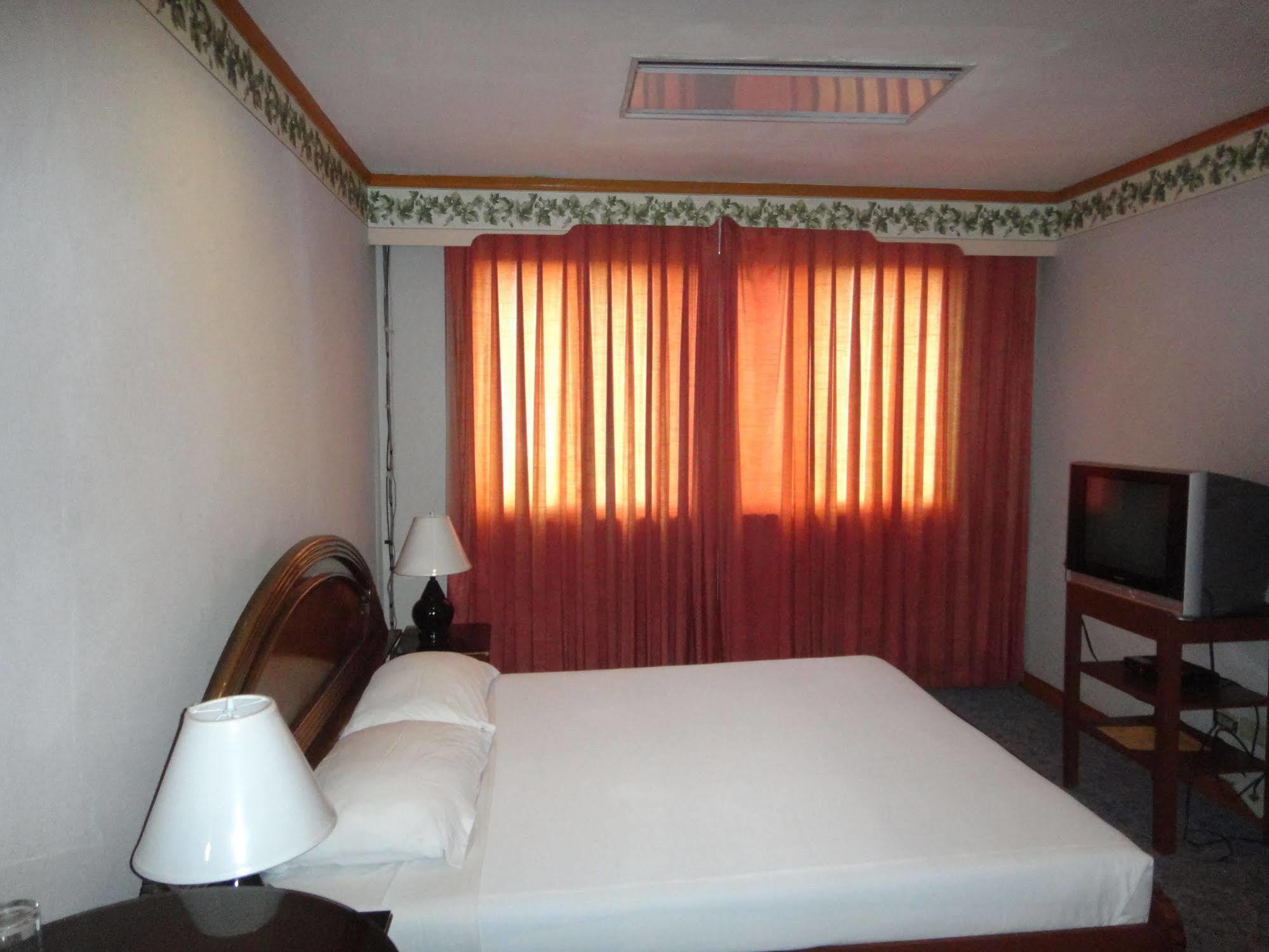 Holiday Plaza Hotel Себу Экстерьер фото
